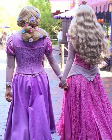 Rapunzel and Aurora Rapunzels Parents, Daughter Of Rapunzel, Descendants Rapunzel Daughter, Rapunzel And Her Mother, Fairy Adventure, Princess Aurora Disneyland, Rapunzel Cosplay, Rapunzel Costume, Disneyland Princess