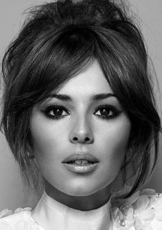 15 coiffures à faire en 10 minutes - ELLE.be Wedding Hairstyles With Curtain Bangs, Hairstyles With Curtain Bangs, Vintage Bangs, Long Fringe Hairstyles, 60s Makeup, Dunner Wordend Haar, Cheryl Cole, Fringe Hairstyles, Curtain Bangs