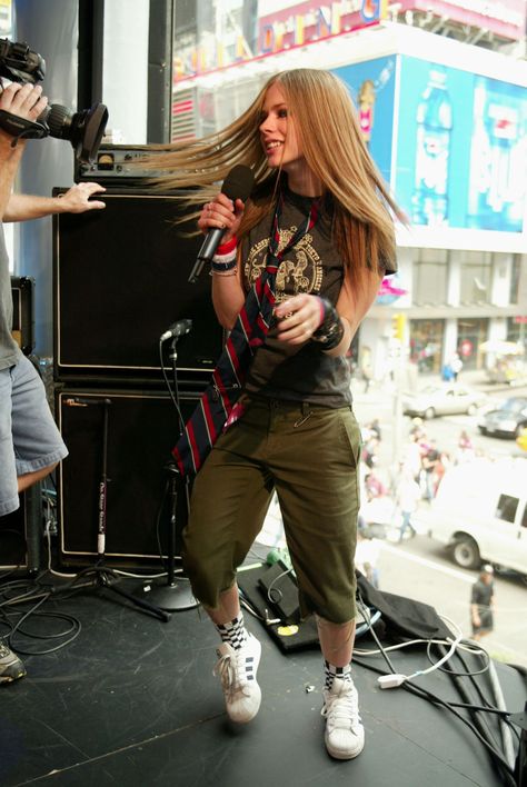 Avril Lavigne Outfits, Avril Lavigne 2002, Mtv Trl, 2000s Rock, Avril Lavigne Let Go, Avril Levigne, Avril Lavingne, Avril Lavigne Photos, Avril Lavigne Style