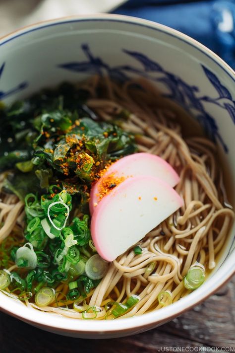 Toshikoshi Soba, Soba Noodle Soup, Soba Recipe, Japanese Soba Noodles, Soba Noodles Soup, Japanese Noodle Dish, Soba Noodles Recipe, Wakame Seaweed, Japanese Bowl