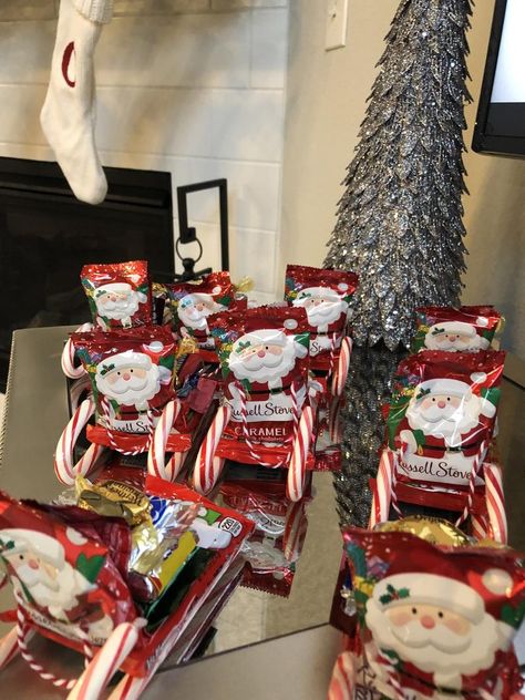 Santa Sleigh Candy, Sock Party, Toddler Treats, Kindness Club, Holiday Gifts For Friends, Class Snacks, Christmas Candy Crafts, Christmas Entertainment, Candy Sleigh