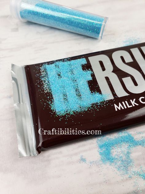 Gender reveal party idea - Glitter HERSHEY'S candy bars - HE or SHE - Party favor / table decoration - Pink and blue Disney Gender Reveal, Party Favor Table, Gender Reveal Candy, Gender Reveal Dessert, Gender Reveal Food, Gender Reveal Party Food, Gender Reveal Favors, Simple Gender Reveal, Gender Reveal Party Favors