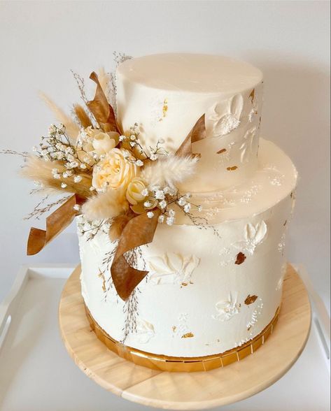 #recipe #cake #food #yummy #sweet #boho #white #floral #flowers #gold #birthday 80 Birthday, 80 Birthday Cake, Recipe Cake, Centerpiece Ideas, Food Yummy, Gold Birthday, 80th Birthday, Wedding Bells, Birthday Cakes