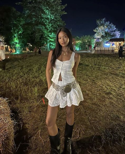 Stampede Outfit, Coachella Fits, Cochella Outfits, Lollapalooza Outfit, Trajes Country, Festival Outfit Inspiration, Fest Outfits, Looks Country, Downtown Outfits