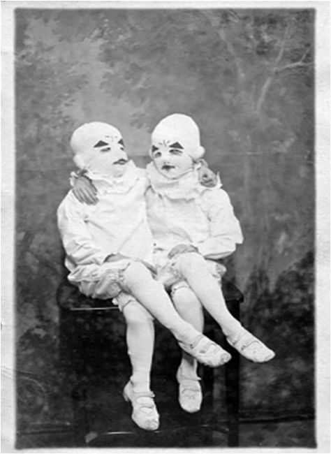 Creepy Old Photos, Miss Peregrines Home, Images Terrifiantes, Miss Peregrine's Peculiar Children, Vintage Bizarre, Scary Photos, Miss Peregrines Home For Peculiar, Creepy Costumes, Creepy Vintage