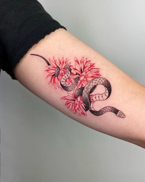 Taylan Ulukır on Instagram: “Snake with red flowers for Zeynep! 💫🐍🌹💫 . . . #tattoodesign #snaketattoo #dövmemodelleri #dövme #art #istanbul #istanbultattoo  #fineline…” Spider Lily Tattoo, Targaryen Tattoo, Dragons Tattoo, Chinese Dragon Tattoos, Red Spider Lily, Spider Lily, Dragon Tattoo For Women, Red Spider, Inspiration Tattoos