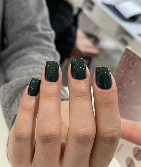 Short Square Nails Dark Color, Hunter Green Gel Nails, Dark Green Gel Manicure, Forest Green Nails Square, Dark Green Nails Short Square, Dark Green Sns Nails, Dark Green Dip Powder Nails, Dark Green Dip Nails, Green Short Square Nails