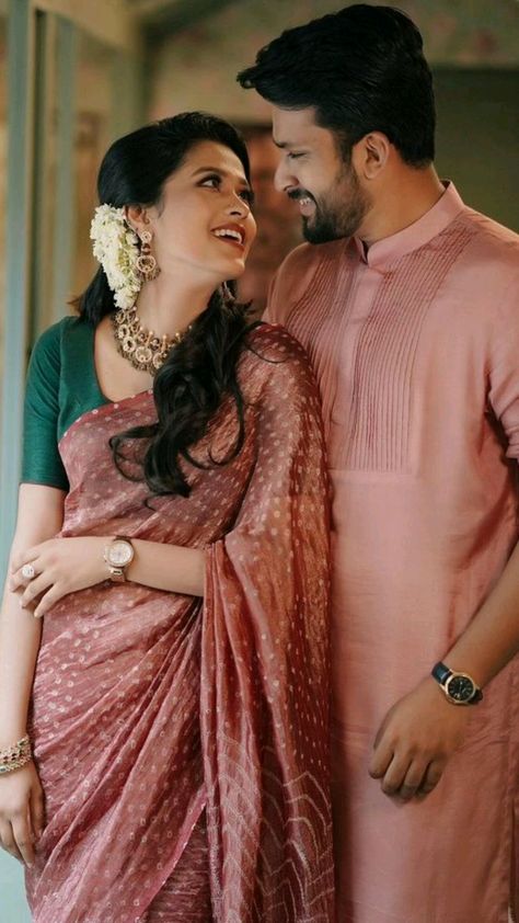 South Indian Engagement Photos, South Indian Wedding Photography, Couple Dress Matching, Indian Engagement Photos, Hindu Wedding Photos, Engagement Portraits Poses, Wedding Matching Outfits, Coordinated Outfits, South Indian Style