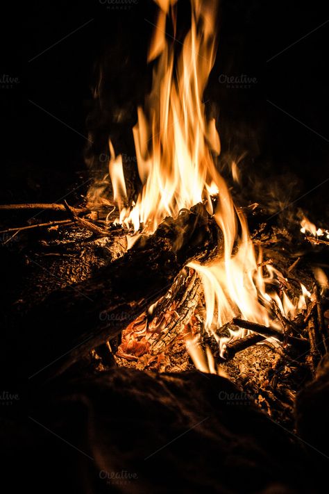 Fire Pictures, Fire Camp, Camping Fire, Floral Cards Design, Fire Image, Camping Photography, Fire Photography, Bushcraft Camping, Camp Fire