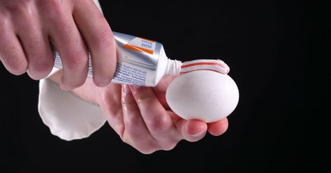 Cover an egg with toothpaste. Here are 5+ toothpaste science experiments you need to see to believe Egg Toothpaste Experiment, Egg And Toothpaste Experiment, Toothpaste Craft, February Science Experiments, February Science, Rubber Egg, Egg Experiments, Egg Hacks, Experiments Kids