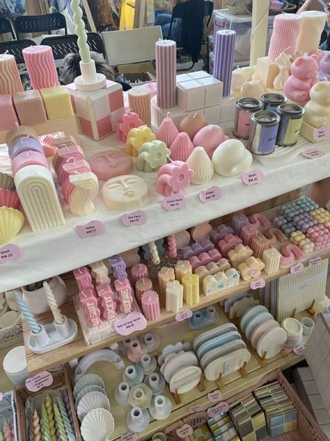 Cute Candle Ideas, Candle Making Aesthetic, Easter Decoration Ideas, Soya Mumu, Homemade Scented Candles, Candle Making Business, Decorative Candles, Spring Decorations, Candle Store