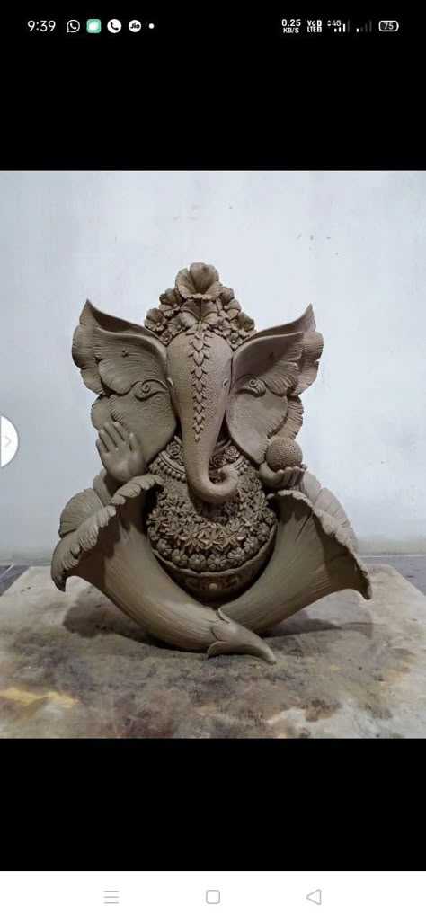 Ganesh Idol Clay Unique, Easy Clay Ganesha, Shadu Mati Ganpati Murti Simple, Cute Ganpati Murti, Ganpati Clay Model, Ganesha Murti Design, Ganpati Clay Art, Clay Ganpati Making, Ganesh Clay Art