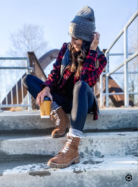 Carhartt Hat Outfit, Winter Legging Outfits, Legging Outfits Winter, Winter Outfit Leggings, Leggings Outfit Work, Lace Up Boot Outfit, Flannel And Leggings, Flare Leggings Outfit, Leggings Outfit Ideas