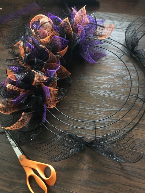 DIY Mesh Dollar Tree Halloween Wreath – Halloween Head Dollar Tree Halloween Wreath, Desserts Halloween, Dekorasi Halloween, Halloween Mesh Wreaths, Deco Mesh Wreaths Diy, Dollar Tree Halloween, Metal Wreath Frame, Mesh Wreath Tutorial, Thanksgiving 2020