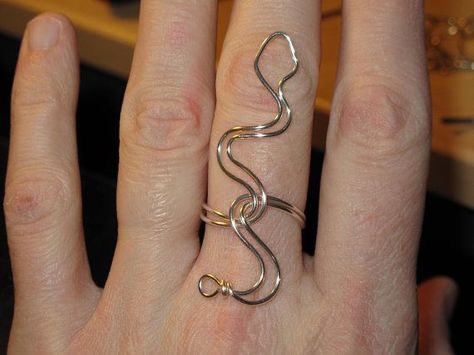 Wire Wrapped Snake, Earring Business, Diy Wire Jewelry Rings, Wire Jewelry Rings, Diy Jewelry Rings, Wire Wrap Jewelry Designs, Bijoux Fil Aluminium, Aluminum Jewelry, Indie Jewelry