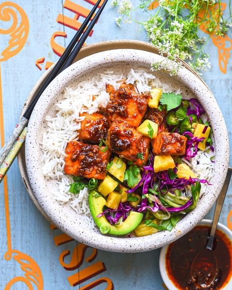 Ginger Garlic Salmon Bowl Pineapple Slaw | Nourish Deliciously Garlic Salmon, Salmon Bowl, Midweek Meals, Hearty Stews, Asian Flavors, Spicy Sauce, Winter Food, Sweet And Spicy, Main Course