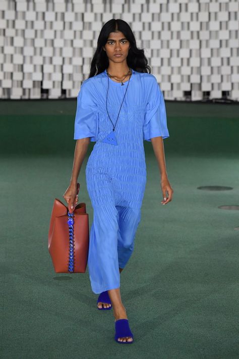 Best Runway Looks, Silk Maxi Skirt, Column Dress, Spring Summer 2022, Fringe Dress, Spring Tops, Super Mom, Plaid Jacket, Spring 2023