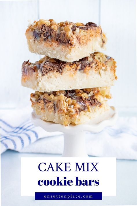 These cake mix cookie bars are rich and delicious, but are so easy and take just a few minutes to assemble. Layered Cookies, Cake Mix Bars, Cake Mix Cookie, Bars Dessert, Cake Mix Cookie Bars, Bar Desserts, Best Chocolate Desserts, High Calorie, Cookie Bar