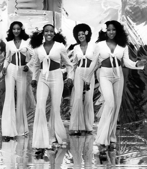 Sister Sledge...I met them at National Record Mart back when the Pirates used "We Are Family" as their theme song in 1979 Mode Disco, Look Disco, 70s Fashion Disco, Sister Sledge, Mode Retro, Disco Fashion, Hallowen Costume, 70s Inspired Fashion, 70s Outfits