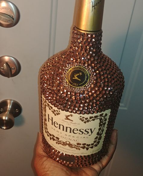 Glam Bottles, Bedazzled Bottles, Bottle Gift Ideas, Bedazzled Stuff, Alcohol Bottle Decorations, Bedazzled Liquor Bottles, Hennessy Bottle, Glitter Bottles, Bedazzled Bottle