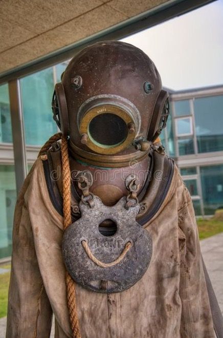 Deep Sea Diver Character Design, Deep Sea Exploration, Old Diver Suit, Submarine Photography, Old Scuba Helmet, Old Diving Suit, Old Diving Helmet, Diver Suit, Atmospheric Diving Suit