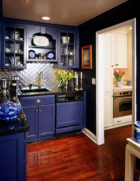 Look We Love: 10 Kitchens with Blue Cabinets Purple Kitchen Cabinets, Ready Made Kitchen Cabinets, Blue Kitchen Designs, Kitchen Traditional, Traditional Kitchens, Purple Kitchen, Blue Kitchen Cabinets, Black Kitchen Cabinets, Kitchen Cabinets Decor