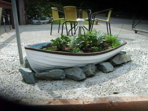 Old Boats Ideas Yards, Canoe Garden, Nautical Landscaping, Nautical Garden, Old Row, Boat Decor, Backyard Beach, Boat Ideas, Camping Style