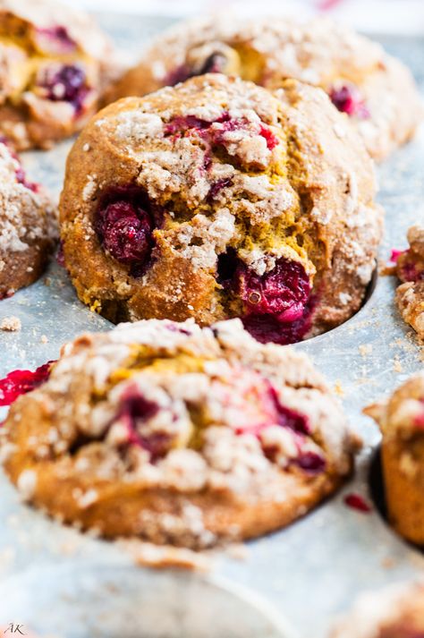 pumpkin-spice-cranberry-muffins-4 Pumpkin Cranberry Muffins, Cranberry Recipes Muffins, Doughnut Muffins, Cranberry Muffins, Pumpkin Cranberry, Muffin Streusel, Lemon Blueberry Muffins, Cranberry Recipes, Streusel Topping