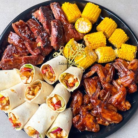 Ribs And Chicken Wings Platter, Ribs And Wings Platter, Platter Ideas Party Meat, Meat Platters For Parties, Dinner Platter Ideas, Meat Platter Ideas Finger Foods, Meat Platter Ideas, Wings Platter, 21st Decor