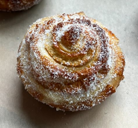 Mini Almond Cruffins — Well Made by Kiley Cinnamon Cruffins Recipe, Almond Cruffins, Mini Cruffins, Cruffins With Puff Pastry, Baking Pastries, Cruffin Recipe, Almond Filling, Sticky Rolls, Brunch Spread