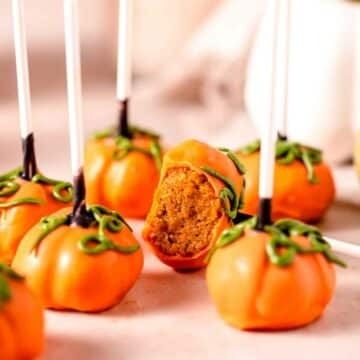 Pumpkin Cake Pops - Flouring Kitchen Fall Cake Pops, Pumpkin Shaped Cake, Pops Recipes, Pumpkin Cake Pops, Autumn Treats, Spiced Cake, Ideas For Autumn, Fall Cake, Pumpkin Recipes Easy