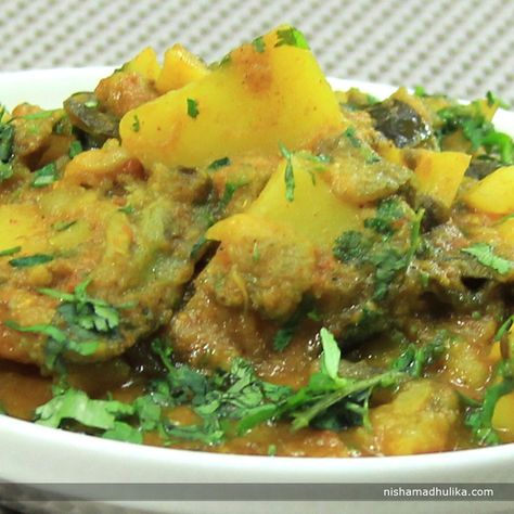 Aloo baingan sabzi is a simple and super easy recipe relished as a side dish and tastes super scrumptious. Recipe in English- http://indiangoodfood.com/1757-aloo-baingan-masala-recipe.html ( copy and paste link into browser) Recipe in Hindi- http://nishamadhulika.com/1448-quick-potato-eggplant-sabzi.html ( copy and paste link into browser) Eggplant Potato Recipe, Baigan Recipes, Baingan Masala, Aloo Baingan, Baingan Recipe, Recipe Potato, Potato Recipe, Masala Recipe, Aari Embroidery