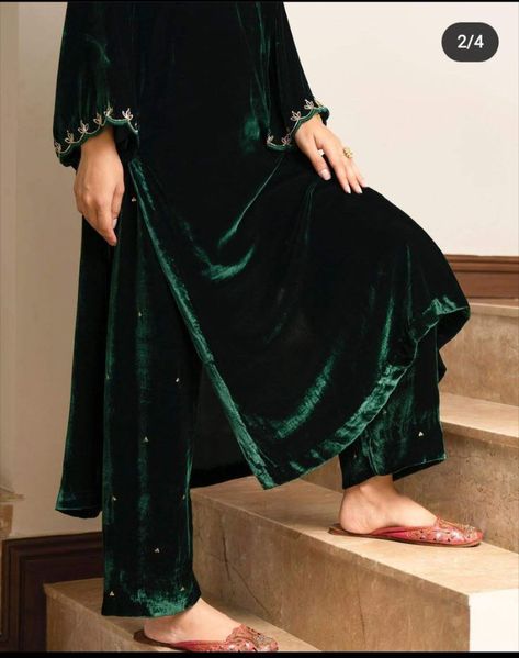 Dress Disgin, Velvet Kurta Designs, Plain Velvet Suit Design, Palazzo Kurta, Velvet Suit Design, Velvet Kurta, Kurta And Palazzo, Stylish Kurtis Design, Girls Winter Dresses