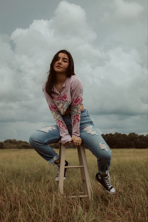 Why not bring a stool to an open field and hang around? While it being hot outside and super grassy, this was such a fun experiment and I can’t wait to take more photos here! Take More Photos, Photos For Instagram, Cute Pose, Hot Outside, Outdoor Pictures, Photographie Portrait Inspiration, Portrait Photography Women, In The Middle Of Nowhere, Photographie Inspo