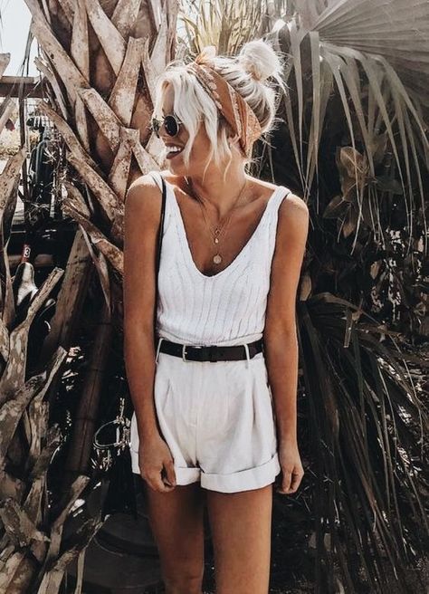 Boho Tank Top Outfit, Styling A White Tank Top, Casual Hamptons Style, Memphis Outfits Summer, How To Style White Shorts, Sweater Tank Outfit, Simple Boho Outfits, Boho Vacation Outfits, Beach Looks Outfits