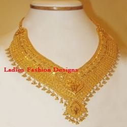 Latest New Look Gold Long Haram Designs - Fashion Beauty Mehndi Jewellery Blouse Design Dubai Gold Jewelry Necklaces, Dubai Gold Jewelry Necklaces Bridal, Gold Set Design, Gold Jewelry Ideas, Dubai Gold Jewelry, Gold Necklace Wedding, Gold Bridal Necklace, Gold Jewelry Outfits, Bridal Choker