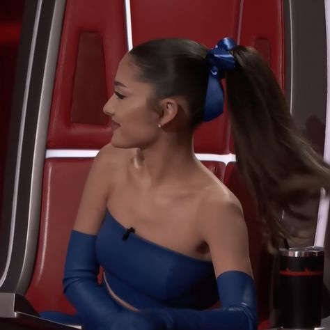 Ariana The Voice Outfit, Ariana Grande On The Voice, Ariana Grande Hair Ponytail, Ariana Grande Hair Down, Ariana Grande The Voice Outfit, Ariana Grande Voice, Ponytail Ariana Grande, The Voice Ariana Grande, Ariana Grande Hairstyles