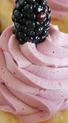 Blackberry Frosting, Greek Chicken Kebabs, Things To Bake, White Chocolate Icing, Cupcake Frosting Recipes, Blackberry Cheesecake, Lime Cupcakes, Cake Filling Recipes, Frosting Recipes Easy