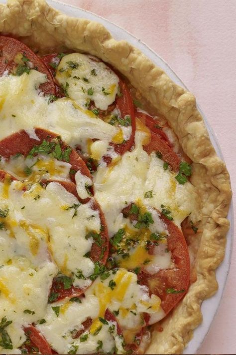 This summer tomato pie recipe uses tomatoes, garlic, basil, cheddar cheese, mozzarella cheese, and mayonnaise to create a quick and easy savory pie recipe. Whether you’re making this tomato dish for dinner or a side dish, it’s a great summer recipe and a delicious way to use the tomatoes growing in your vegetable garden! Ritz Cracker Recipes, Tomato Pie Recipe, Pinterest Summer, Tomato Dishes, Tomato Tart, Tomato Pie, Tomato Mozzarella, Summer Tomato, Vegetarian Entrees