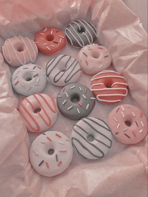 Donut Decorating Ideas, Pastel Desserts, Donuts Gourmet, Donut Flavors, Donuts Donuts, Donut Dessert, Donut Decorations, Kawaii Cooking, Cute Donuts