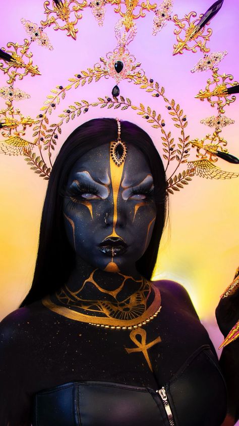 Black Goddess Makeup Look, Egyptian Goddess Costume Make Up, Egyptian Makeup Aesthetic, Gold Fantasy Makeup, Gold Goddess Makeup, Goth Egyptian Makeup, Gold Artistic Makeup, Princes Cut, Creative Costume Ideas