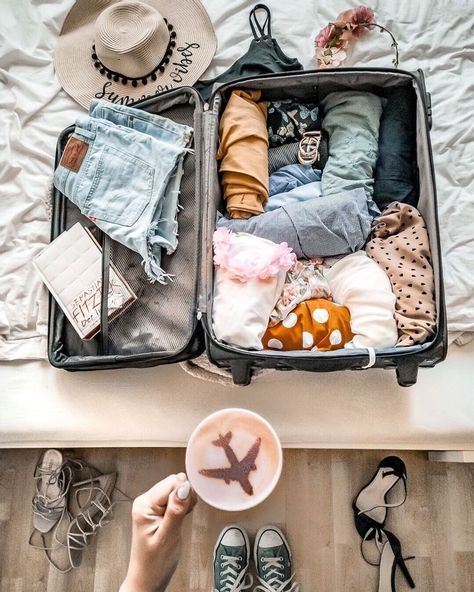 Travel Flatlay, Don Pedro, Summer Packing, Travel Bag Essentials, Vacation Video, Travel Wallpaper, Travel Photography Inspiration, Suitcase Packing, Foto Poses