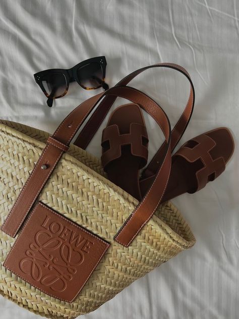 Loewe Beach Bag Outfit, Loewe Summer Bag, Loewe Straw Bag Outfit, Summer Straw Bag, Sac Loewe, Summer Essentials Aesthetic, Loewe Bag Outfit, Summer Bags 2023, Loewe Beach Bag