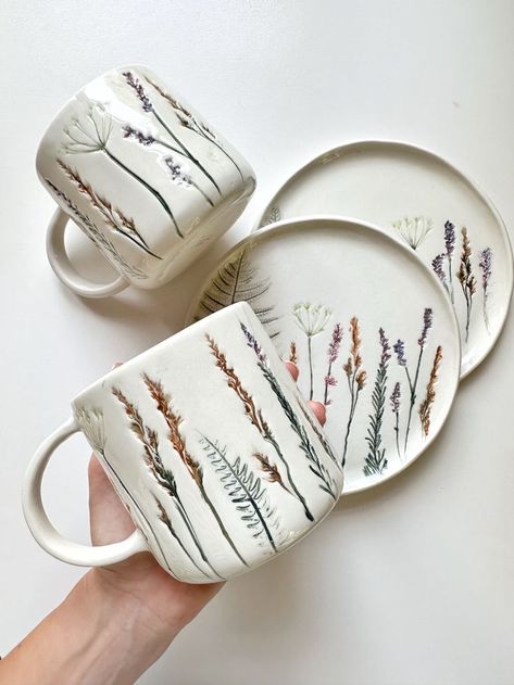 Hand Made Ceramic Mug, Flower Mug Ceramics, Ceramic Handmade Mug, Nature Ceramics Ideas, Coffee Cup Design Ceramic, Cool Mugs Ceramics, Forest Ceramics, Nature Ceramics, Forest Pottery