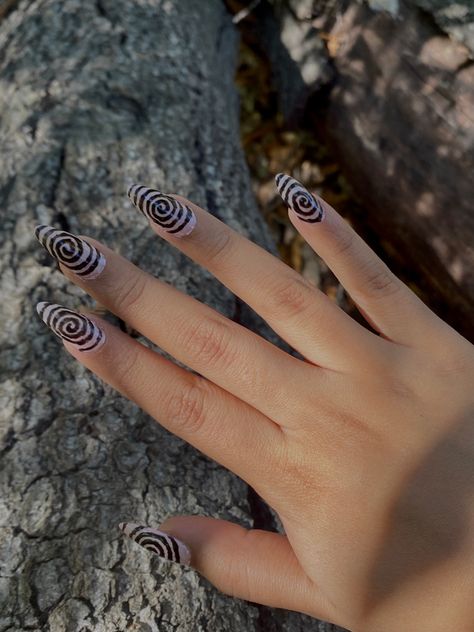 Spiral Nails, Short Almond Nails, Grunge Nails, Nails Inspo, Swirl Design, Fall 2024, Black Nails, Almond Nails, Toe Nails