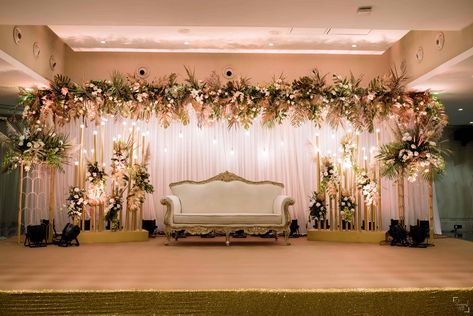 Reception Wedding Backdrop, Decoration Ideas Marriage, Valima Decor Stage Decorations, Indian Wedding Decorations Stage, Wedding Designs Decoration Backdrops, Wedding Flower Decorations Receptions, Indian Wedding Reception Stage Decor, Wedding Stages Indian, Engagement Stage Backdrop