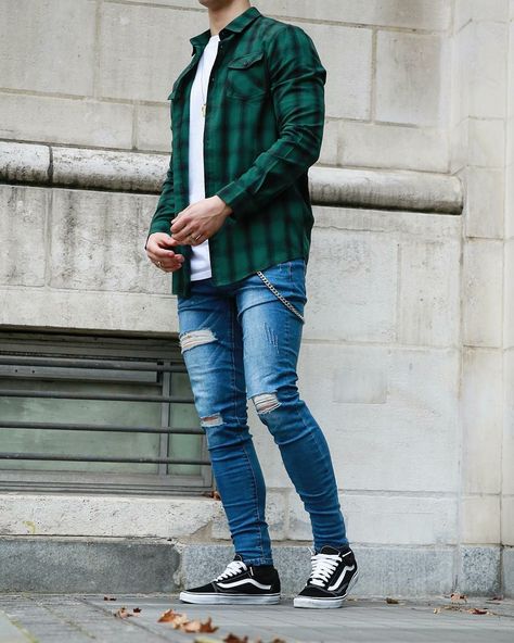 Green and Black Flannel Style Flannel Guys Outfits, Black And White Flannel Outfit Men, Flannel Hoodie Outfit Men, Green Flannel Outfit Men, Style A Flannel Shirt, How To Style A Flannel Shirt, Mens Flannel Style, Outfits Caballero, Green Flannel Outfit