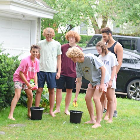 This Sponge Relay Game is the perfect water game for a hot summer day. It's a great sponge relay for a field day game or summer party game — a hilarious competition for all ages. www.kidfriendlythingstodo.com Vbs Water Games, Sponge Relay, Relay Race Games, Race Games, Field Day Games, Relay Games, Summer Party Games, Summer Camp Activities, Camp Activities