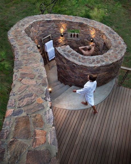 Terrasse Med Tak, Kolam Air, Kolam Koi, Outdoor Hot Tub, Outdoor Bathroom Design, Outdoor Baths, Furniture Free, Patio Diy, Outdoor Bathrooms