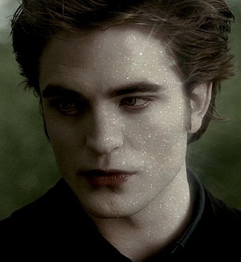 Man Costume? Just add Glitter Edward Cullen Robert Pattinson, Rosalie Hale, Robert Pattinson Twilight, Twilight Breaking Dawn, Twilight Edward, Twilight Photos, The Cullen, Twilight Film, Edward Bella